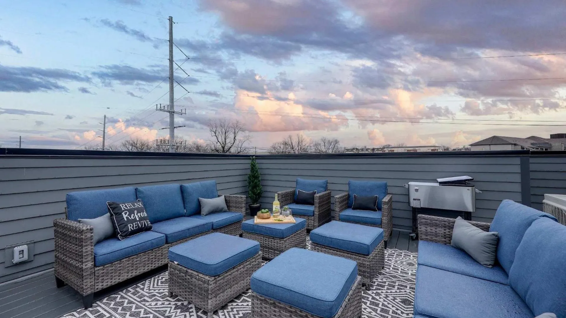 Holiday home The Iris - Walk To Dining And Nightlife Plus Rooftop! United States