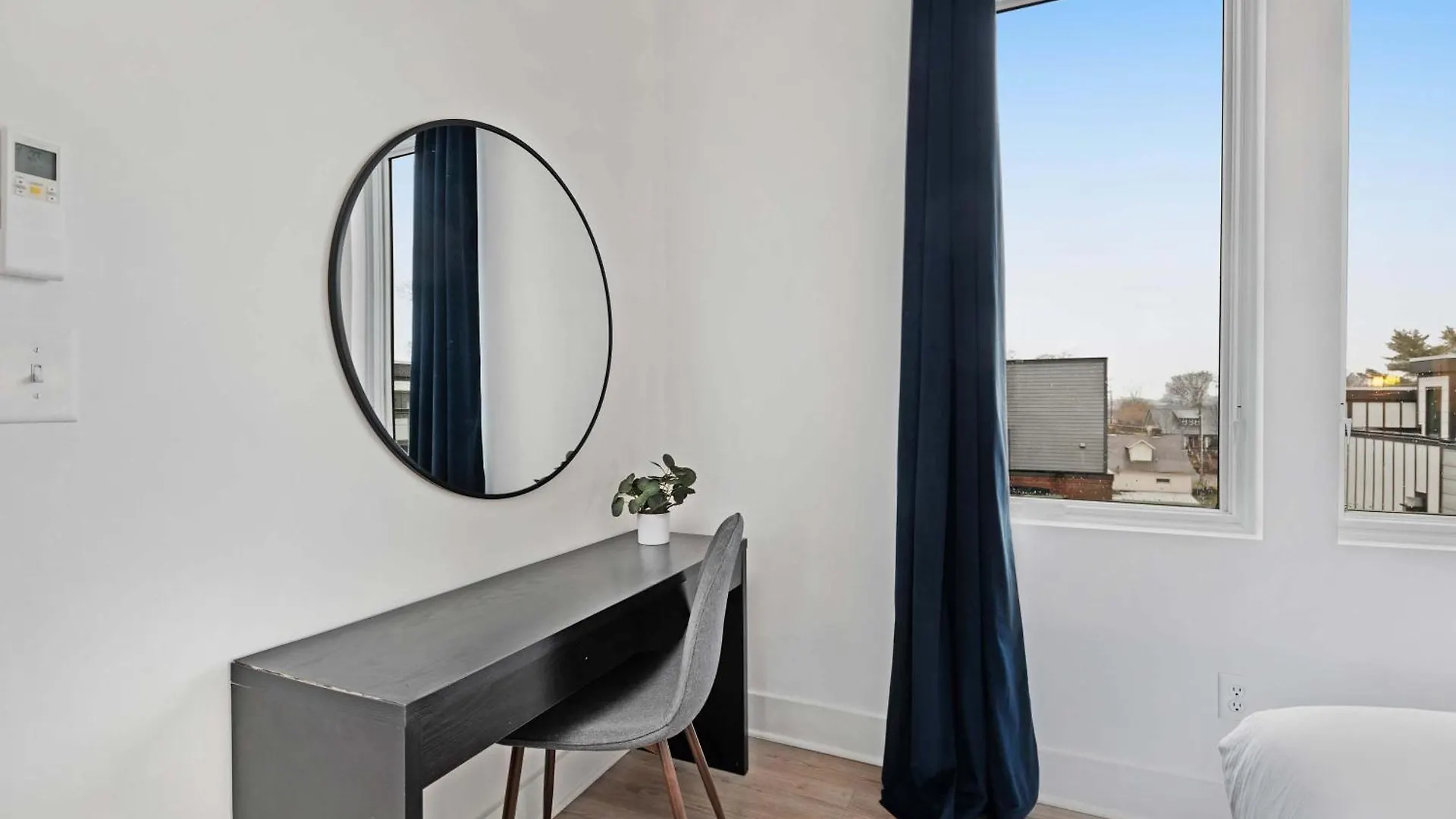 Holiday home The Iris - Walk To Dining And Nightlife Plus Rooftop! United States